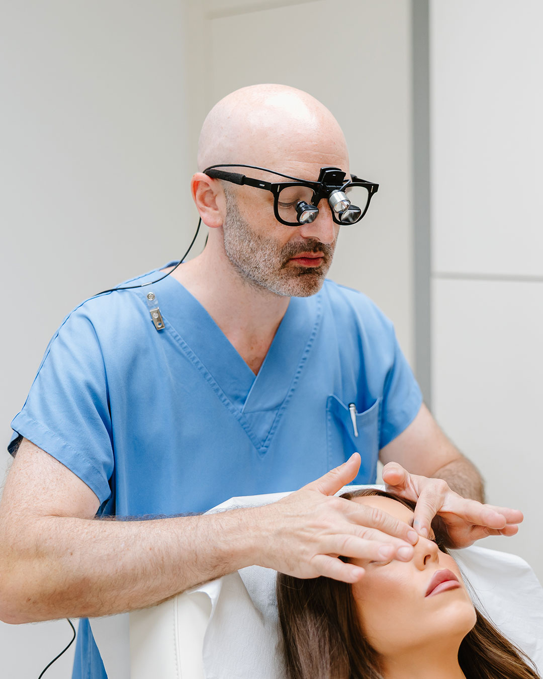 Dr. Christoph Grill untersucht eine Patientin bei der Planung der Nasenoperation — Kuzbari Zentrum Wien