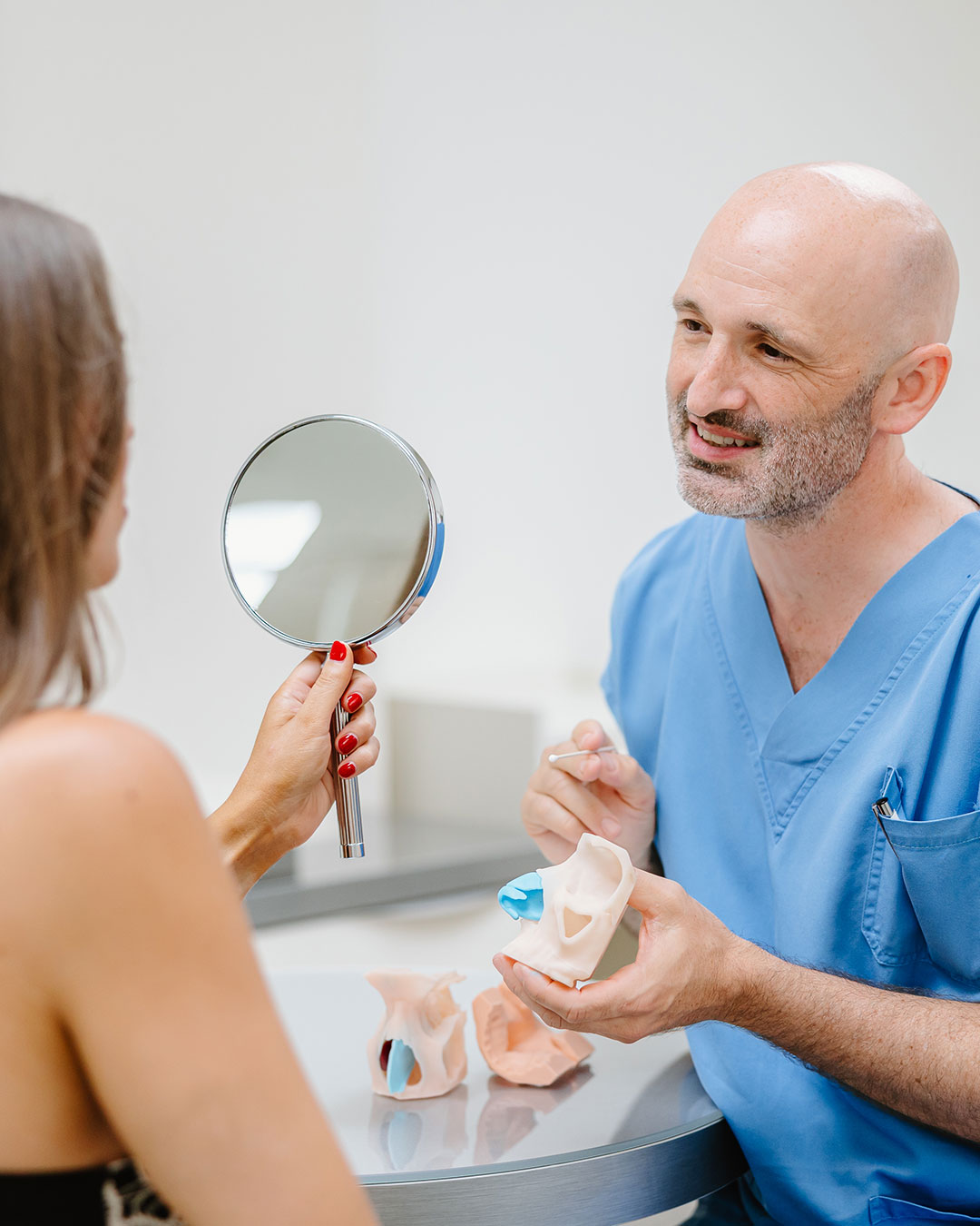 Dr. Christoph Grill erklärt die Nasenform am Modell — Kuzbari Zentrum Wien